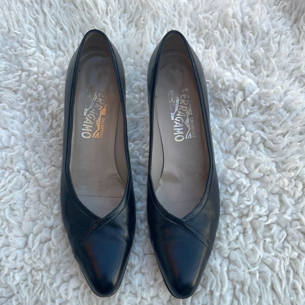 Vintage 1980s SALVATORE FERRAGAMO Black Leather
Pumps SIZE 9AA